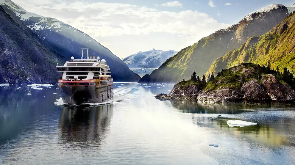 MS Roald Amundsen i Alaska