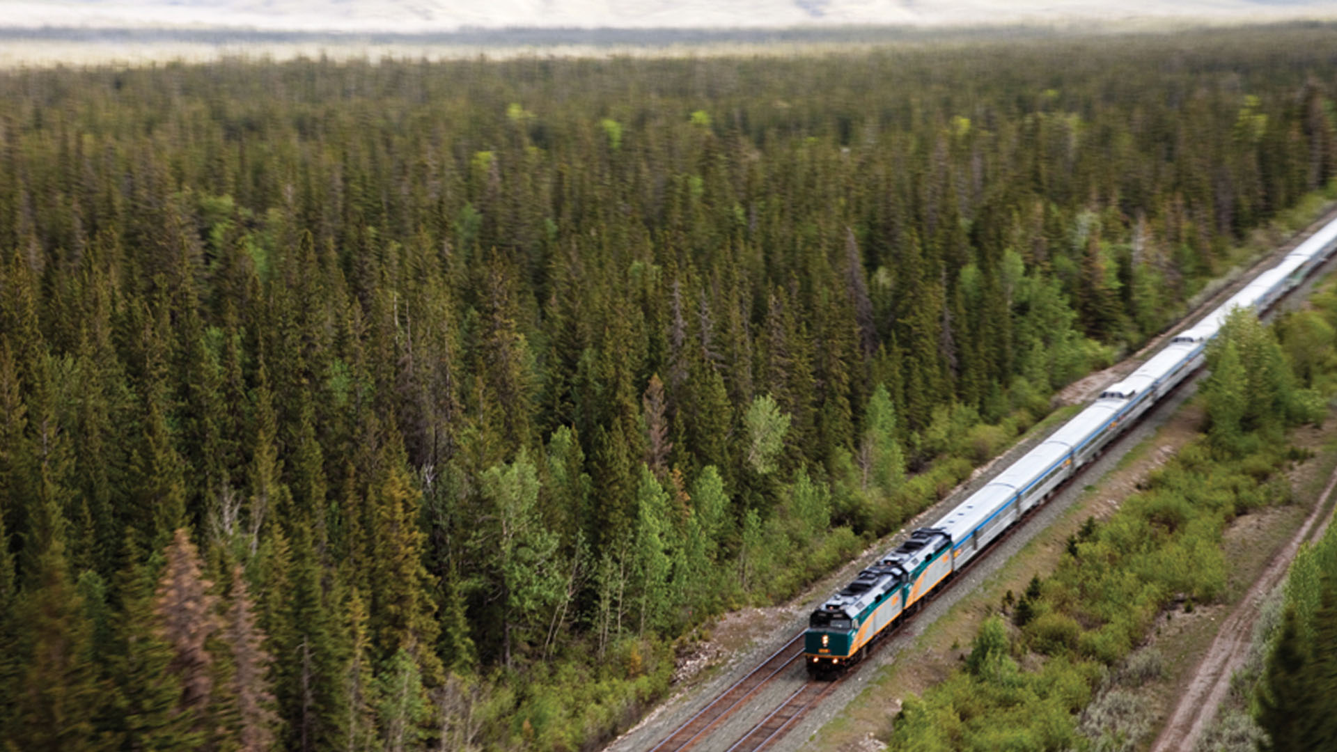 Tag på en pittoresk togtur gennem det østlige Canada