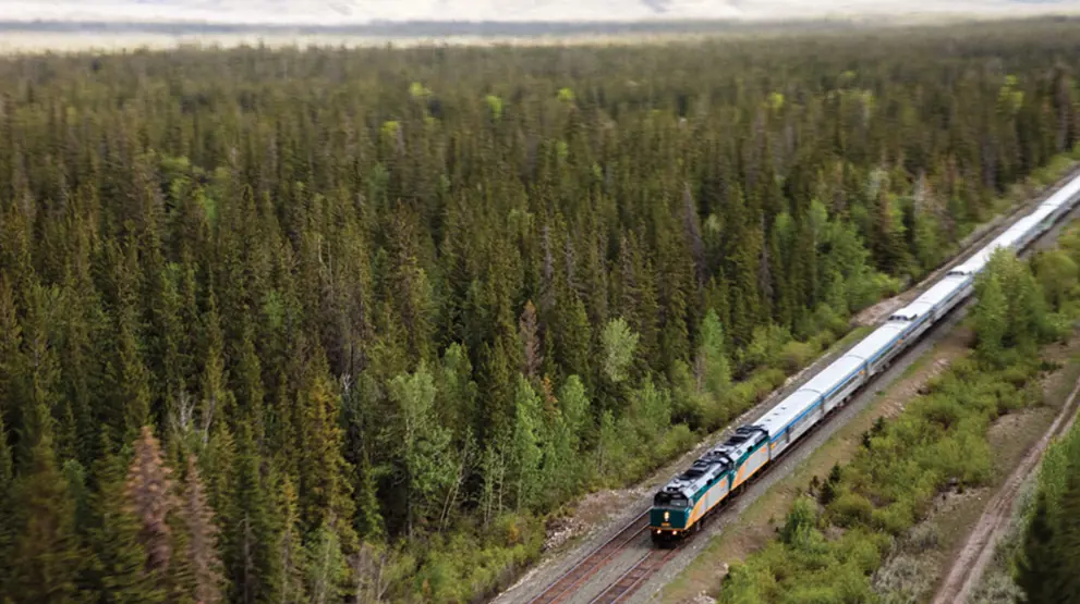 Tag på en pittoresk togtur gennem det østlige Canada