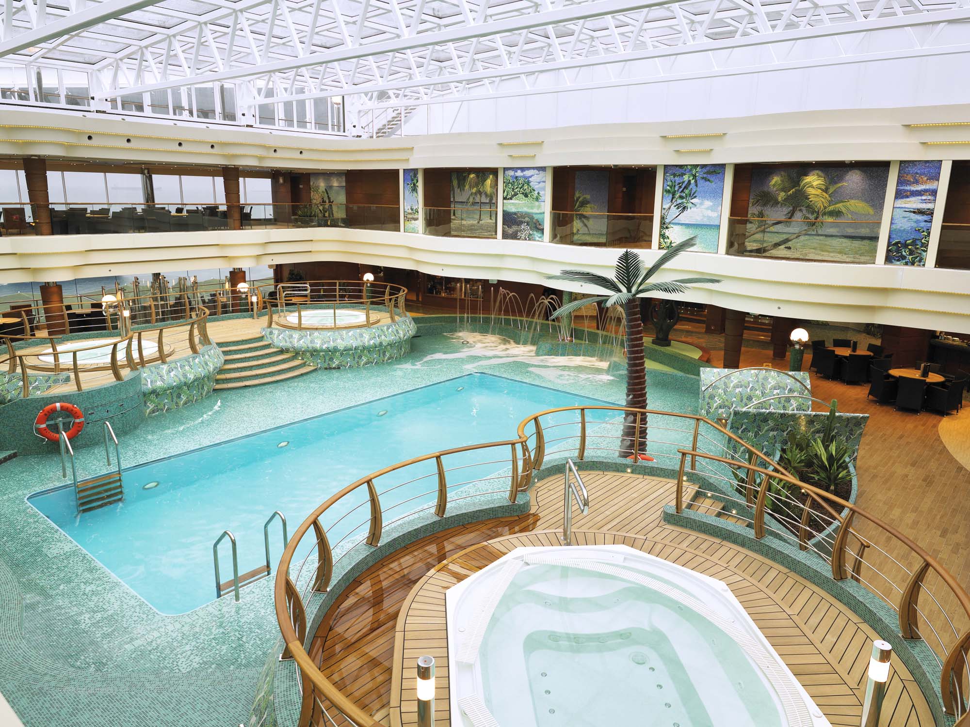 Indendørs poolområde på MSC Splendida