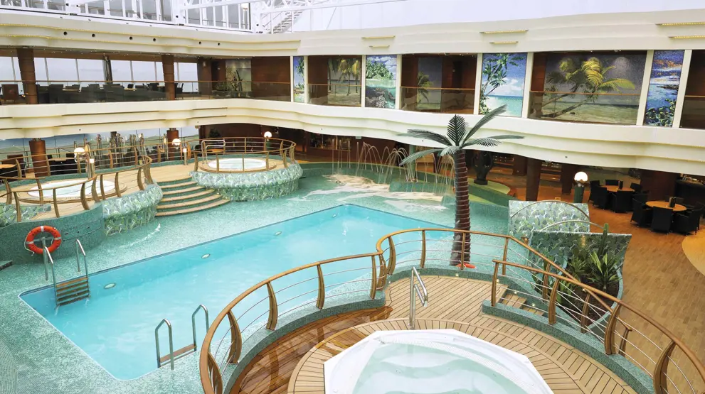 Indendørs poolområde på MSC Splendida