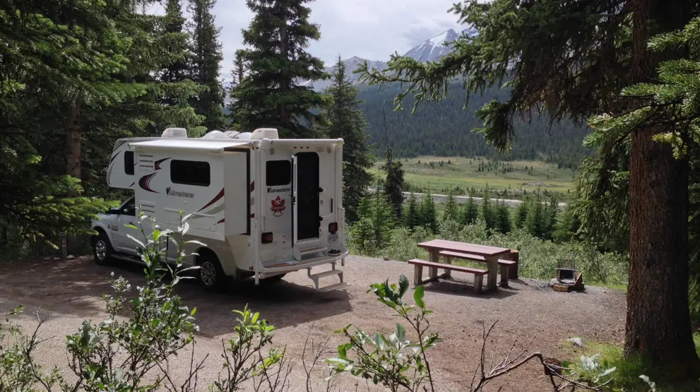 Fraserway autocamper på Wilcox campingpladsen ved Icefields Parkway i Jasper National Park i Canada.