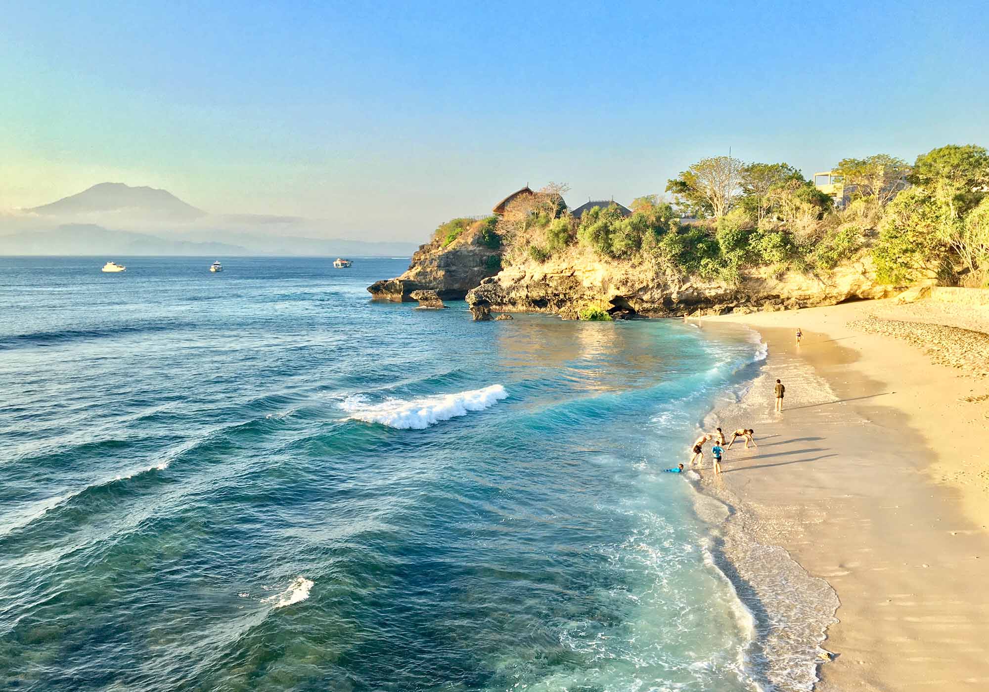 Bad på de dejlige strande på Nusa Lembongan