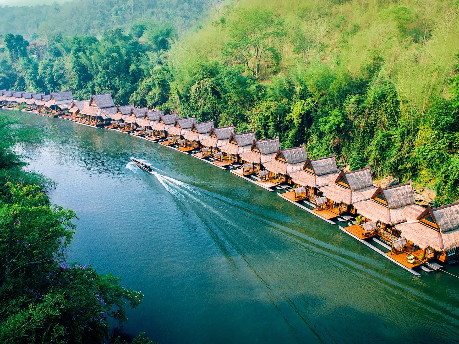 The Float House River Kwai ligger midt i det smukke thailandske landskab