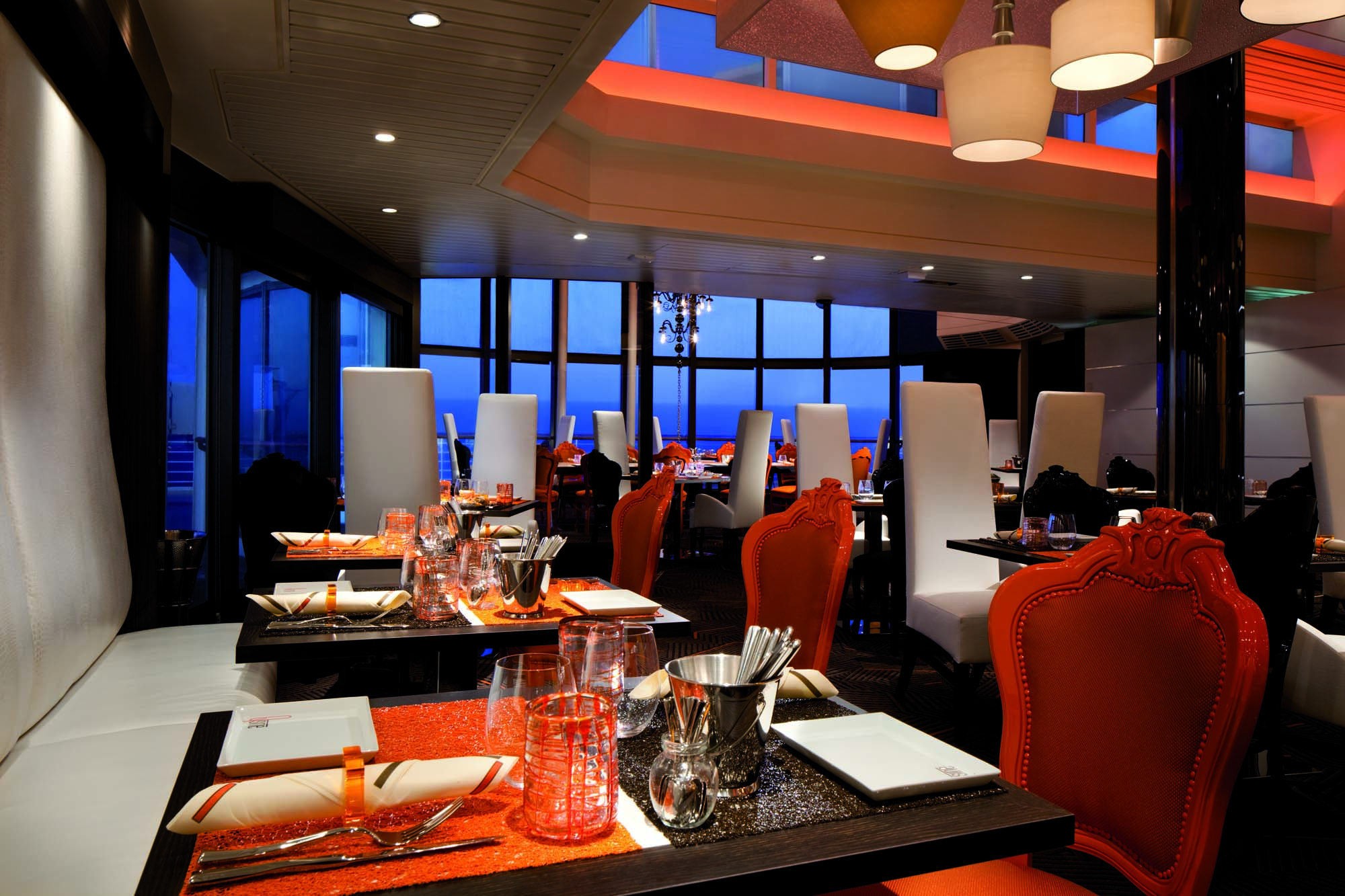 Nyd velsmagende måltider i elegante restauranter, hvor førsteklasses råvarer og god service er i centrum.