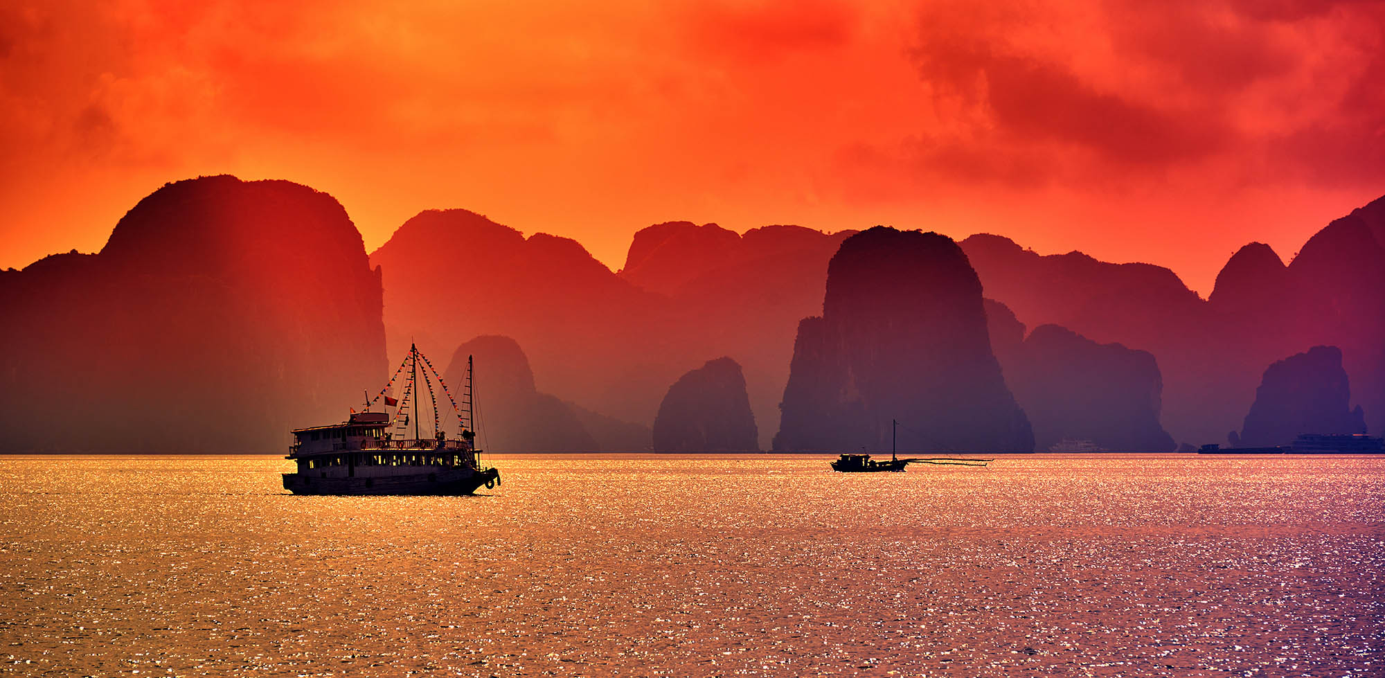 En rundrejse i Asien byder på magiske naturoplevelser, som her i Halong Bay.