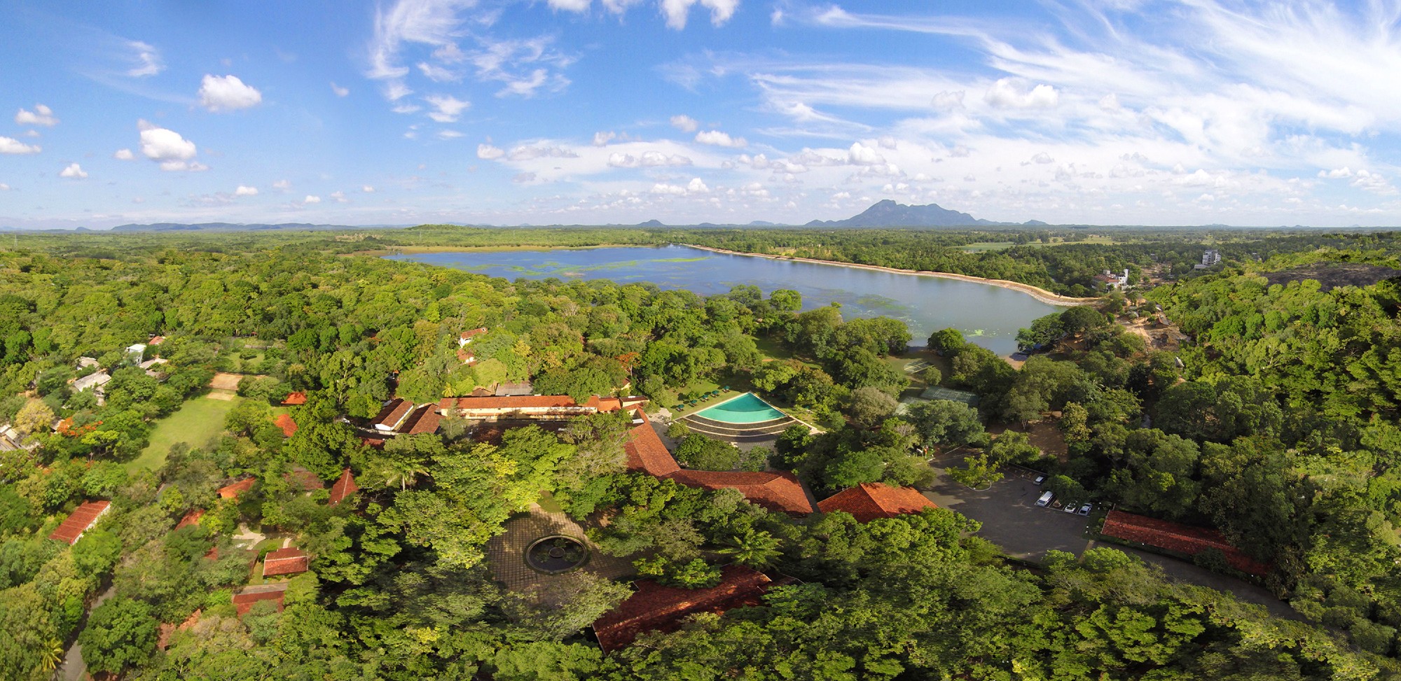 Unik beliggenhed midt i den frodige natur og ved bredden af søen