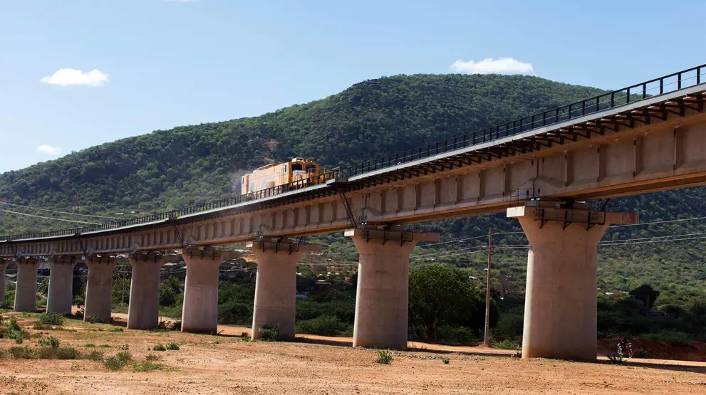 Tag en eventyrlig togrejse med Madaraka Express på jernbanen fra Nairobi til Mombasa.