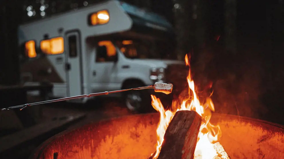 Hygge omkring bålet på en ferie i autocamper i USA
