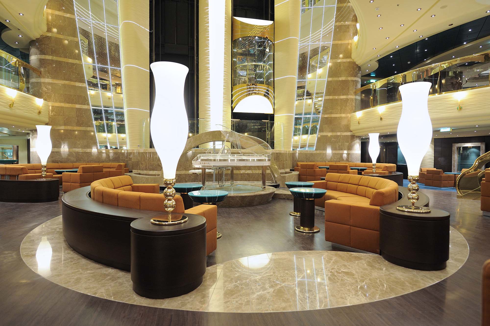 MSC Fantasias smukke lobbyområde