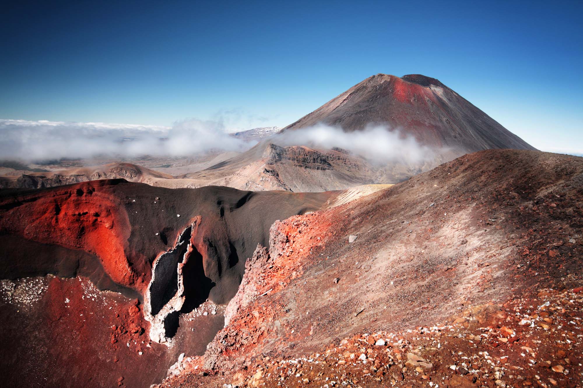 Tongariro byder på dramatiske landskaber med vulkaner i baggrunden.