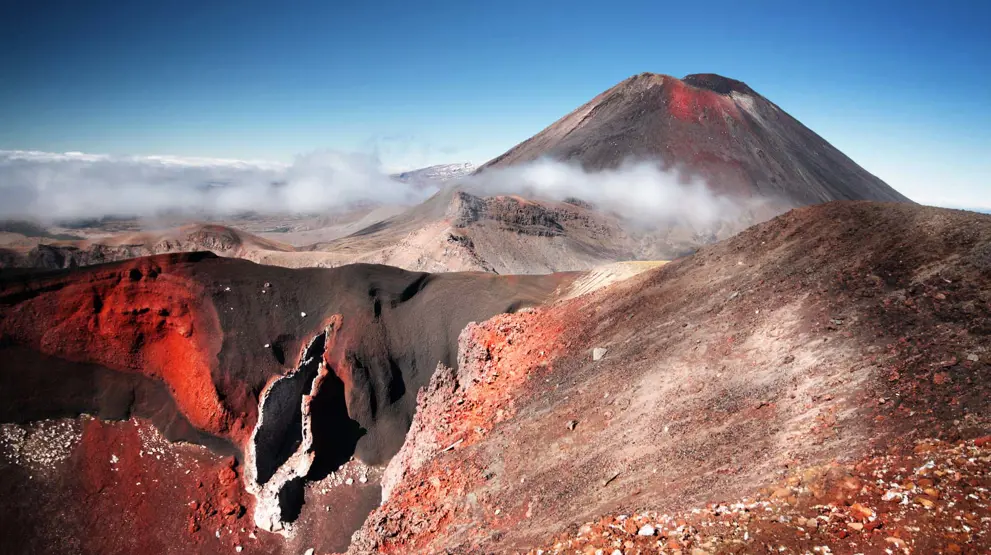 Tongariro byder på dramatiske landskaber med vulkaner i baggrunden.