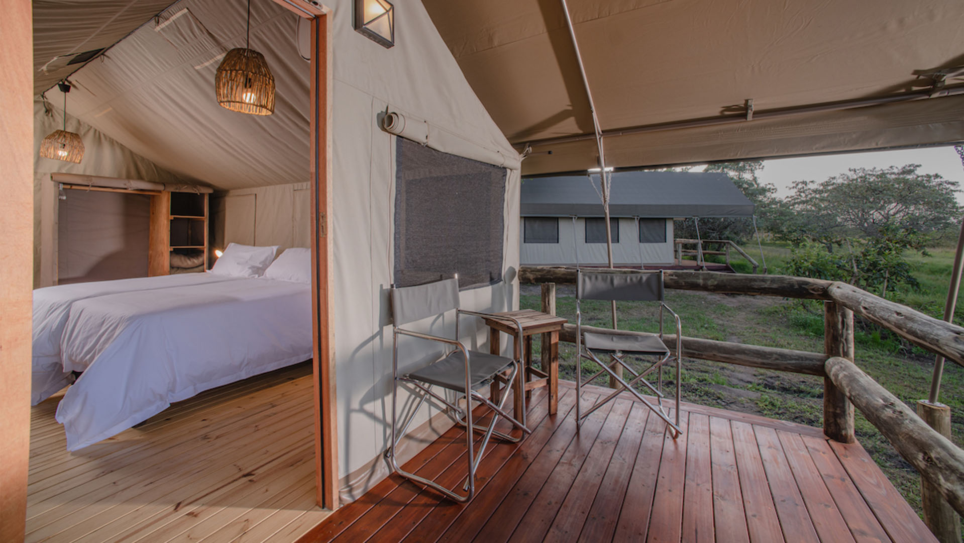 Med egen veranda, så I kan nyde de rolige omgivelser midt i naturen