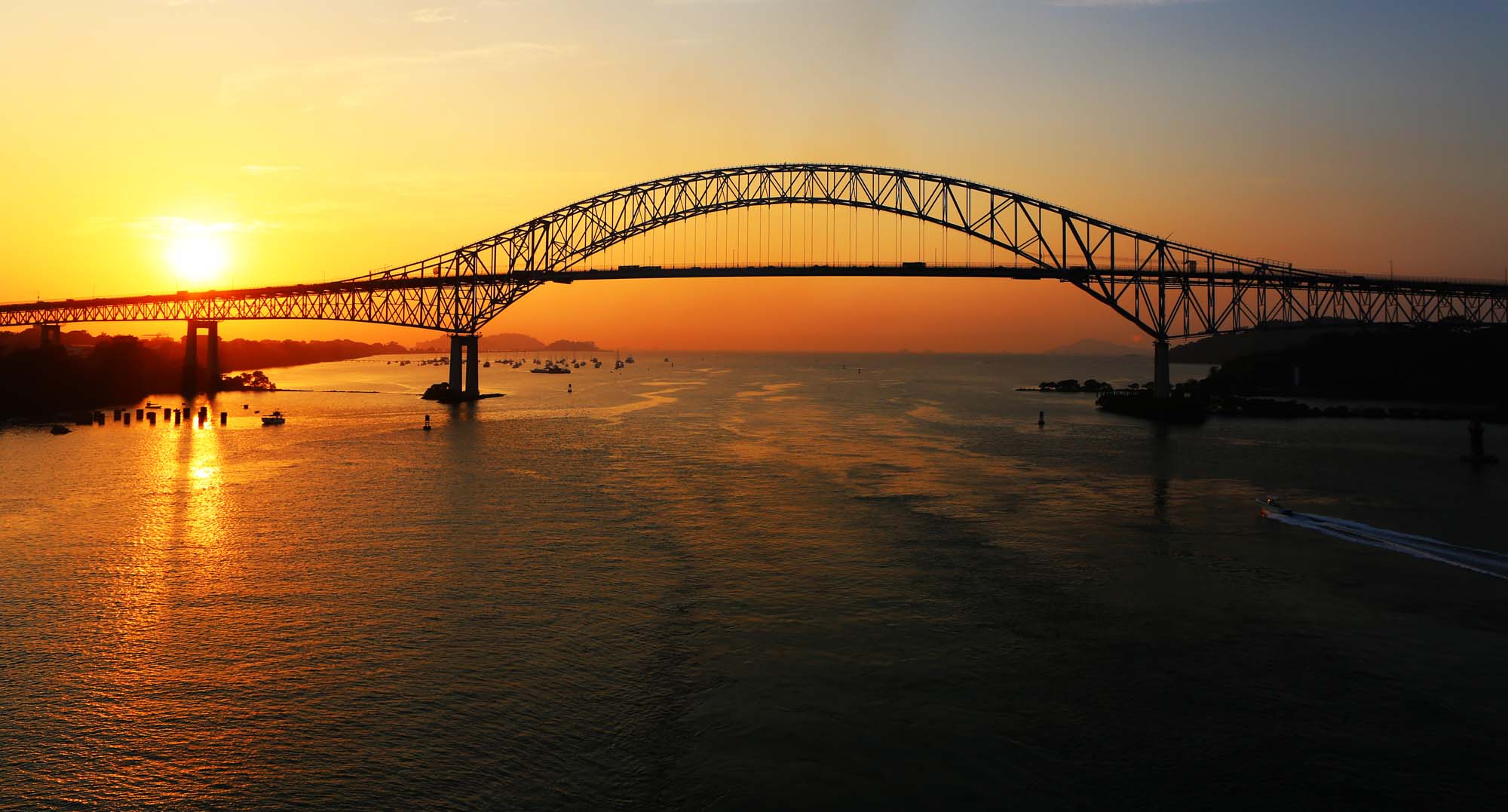 Nyd indsejlingen ved solopgang i det smalle farvand på Panamakanalen