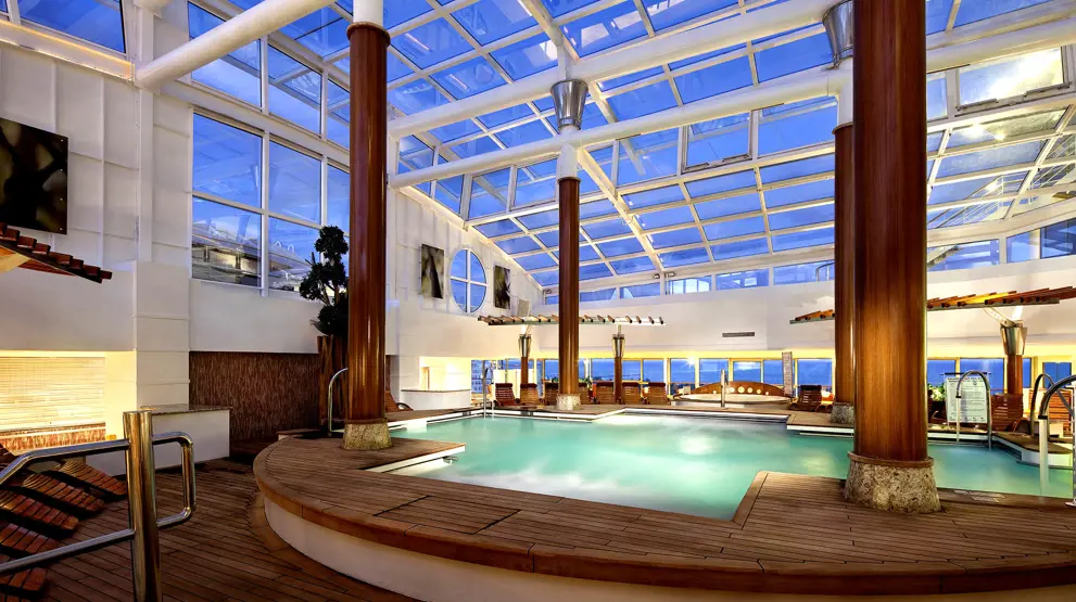 Slap af i den eksklusive indendørs pool ombord på Celebrity Infinity