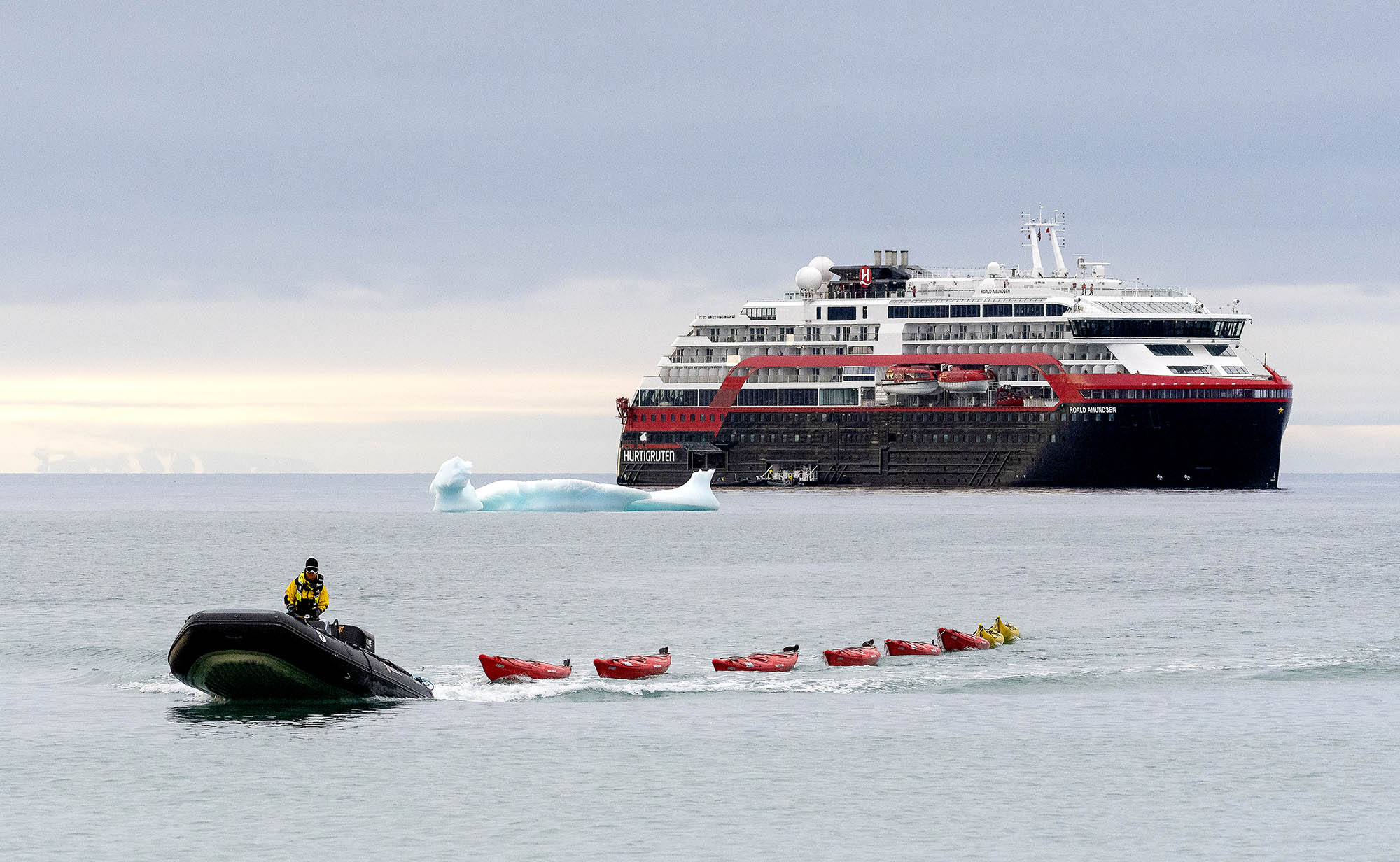 Rejsen foregår med MS Roald Amundsen, og I sejler ind til kysten i mindre både