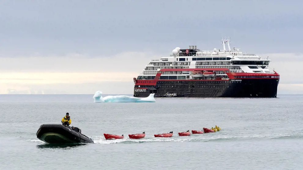 Rejsen foregår med MS Roald Amundsen, og I sejler ind til kysten i mindre både
