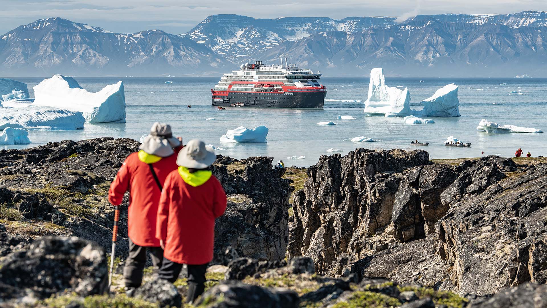 Rejsen foregår med MS Fridtjof Nansen, og I sejler ind til kysten i mindre ekspeditionsbåde