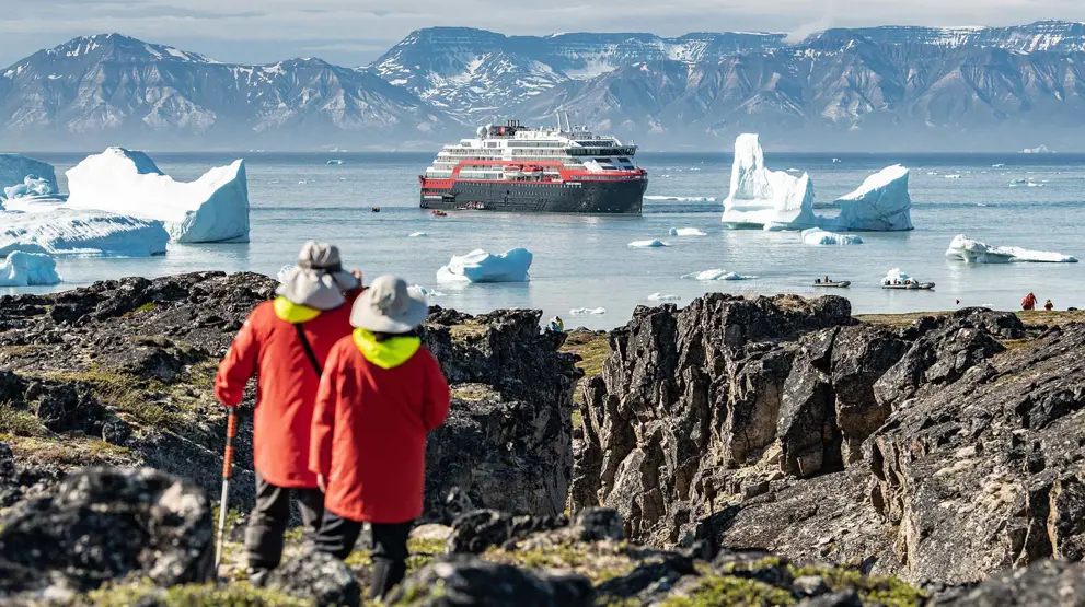 Rejsen foregår med MS Fridtjof Nansen, og I sejler ind til kysten i mindre ekspeditionsbåde