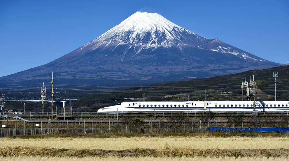 I rejser med Shinkansen, som her ses på strækningen mellem Kyoto og Tokyo med Mount Fuji bagved