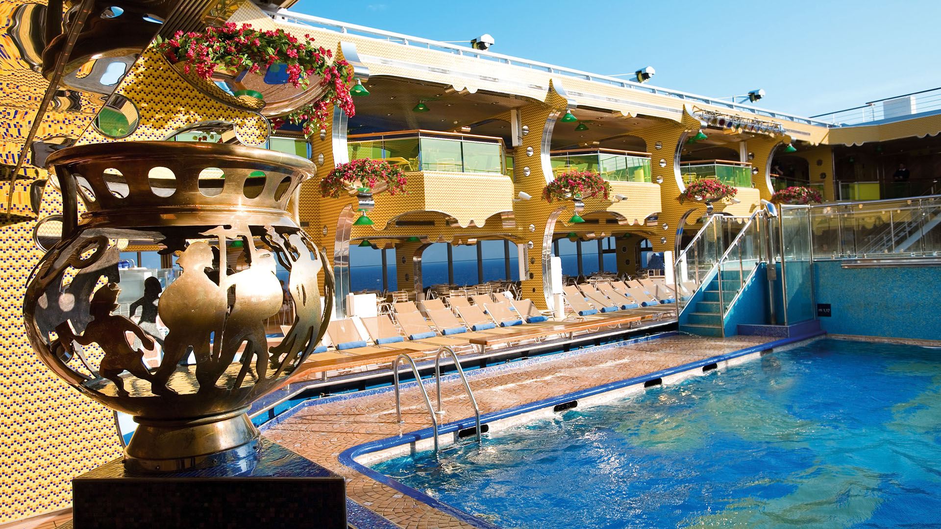 Poolområde på Costa Serena