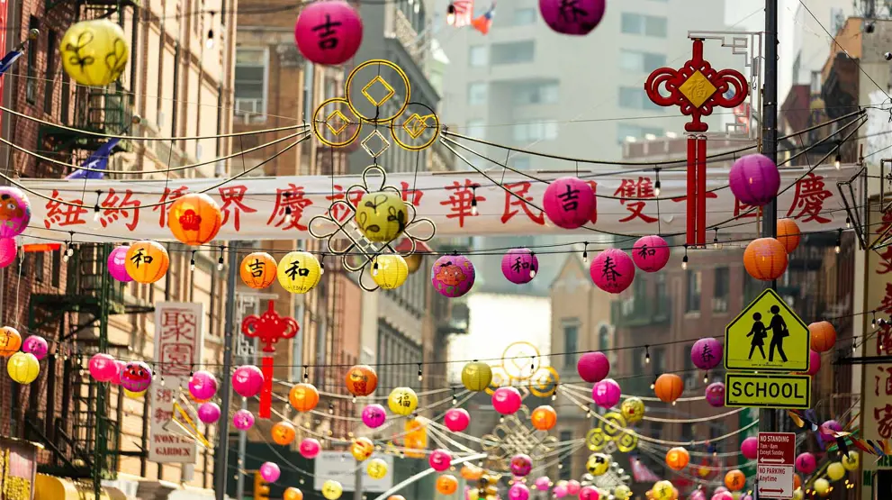 Besøg Chinatown med de farverige lanterne og lækre dim sum-restauranter