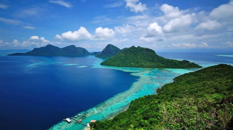 Rejser til Malaysia byder på frodige landskaber, høje bjerge og hvide strande.