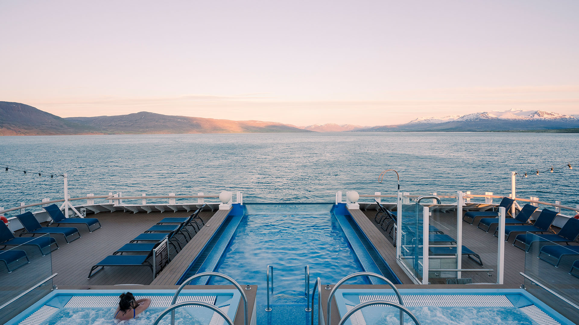 Nyd den fantastiske udsigt og de topmoderne faciliteter på skibet