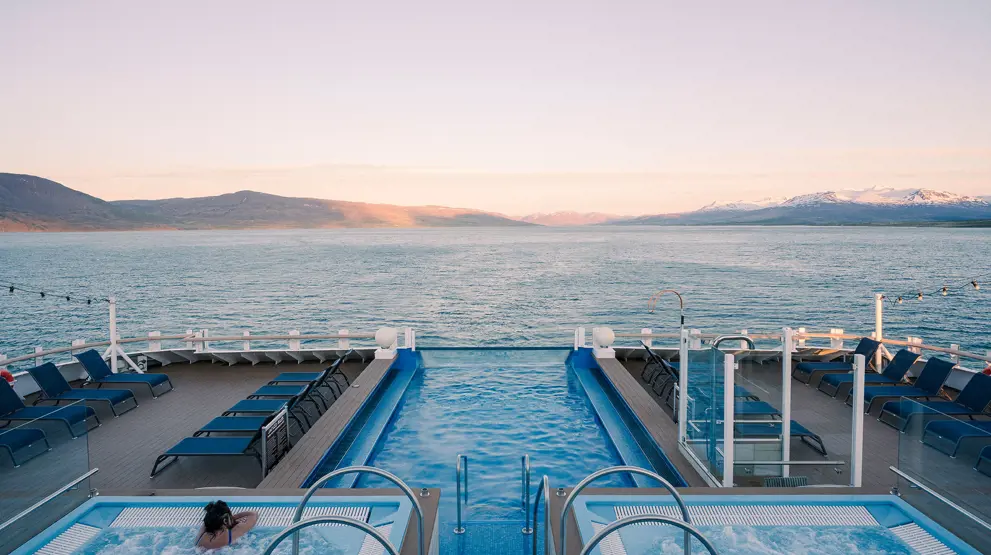 Slap af i skibets infinity pool og hot tubs på dækket