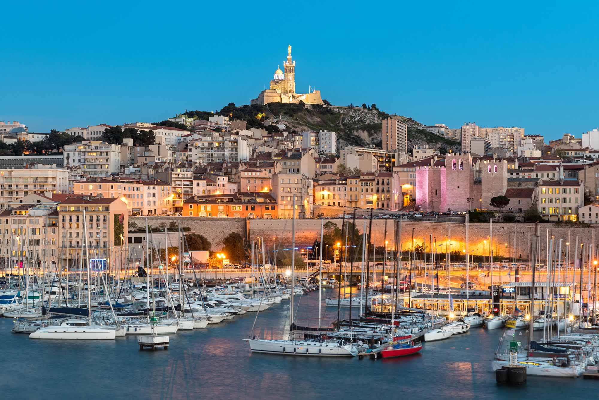 Tag det lille røde tog fra Marseilles gamle havn til Notre-Dame de la Garde, som troner over byen.
