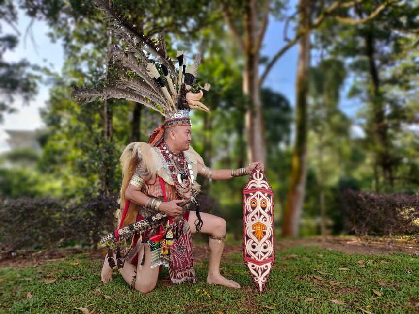 Mød det traditionelle Iban-folk med deres flotte klæder på din rejse til Borneo.