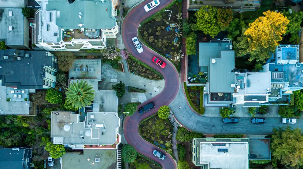 Cykl eller gå op og ned ad Lombard Street, byens stejleste og mest snoede bakke