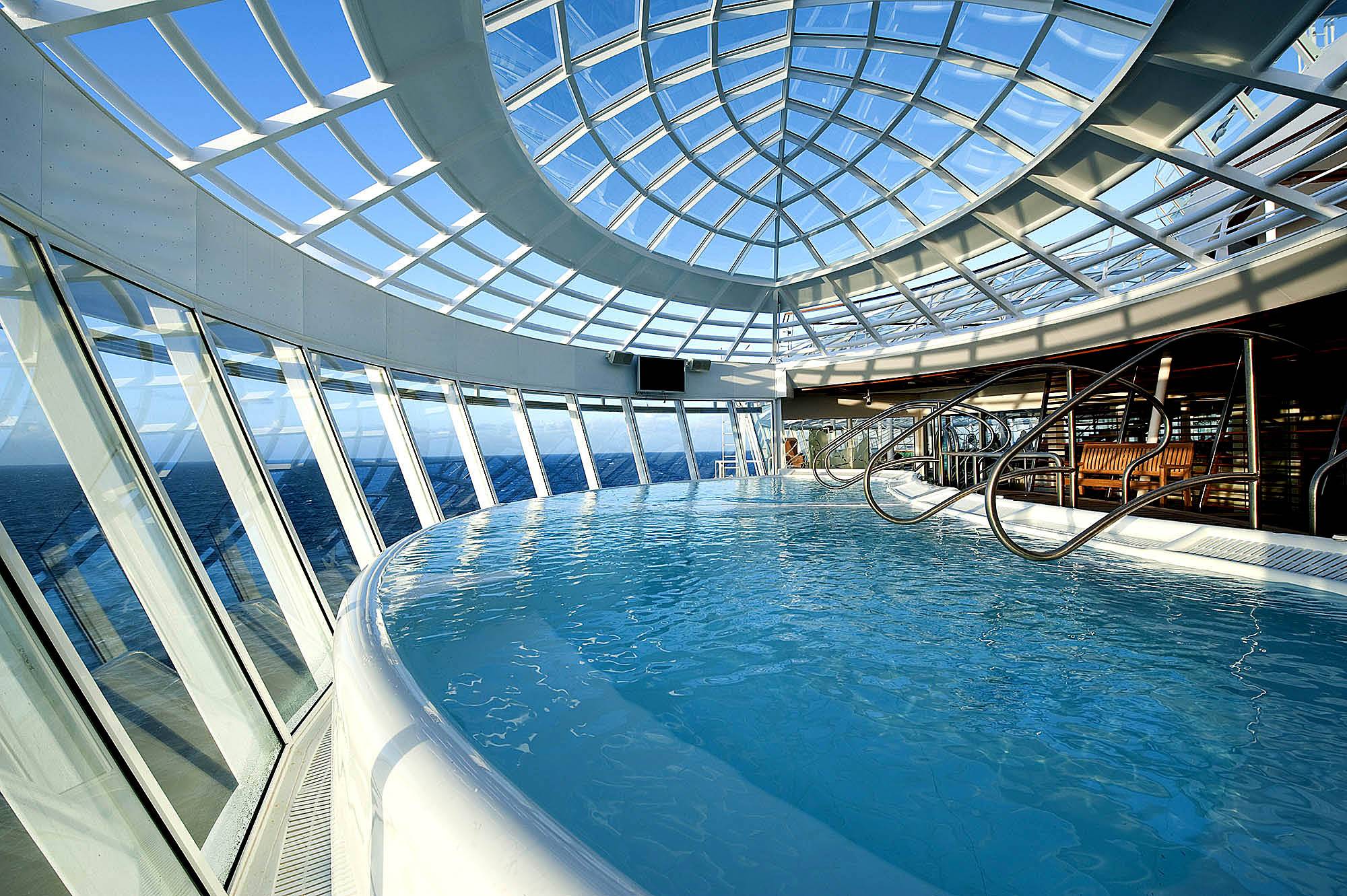 Få ultimativ afslapning i jacuzzien og nyd de varme bobler med en betagende udsigt over havet