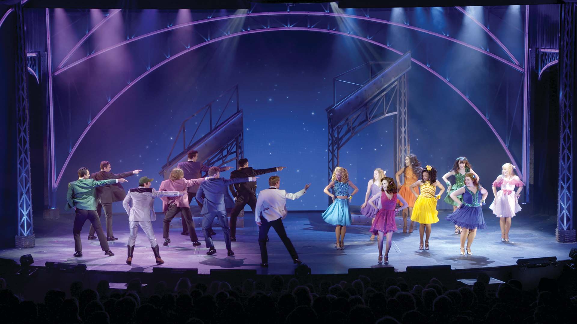 Se Broadway-inspirerede shows og live musik ombord