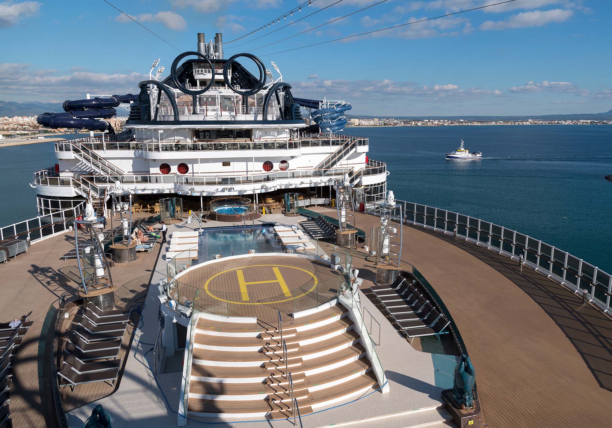 På toppen af MSC Seaside er en svævebane for de modige