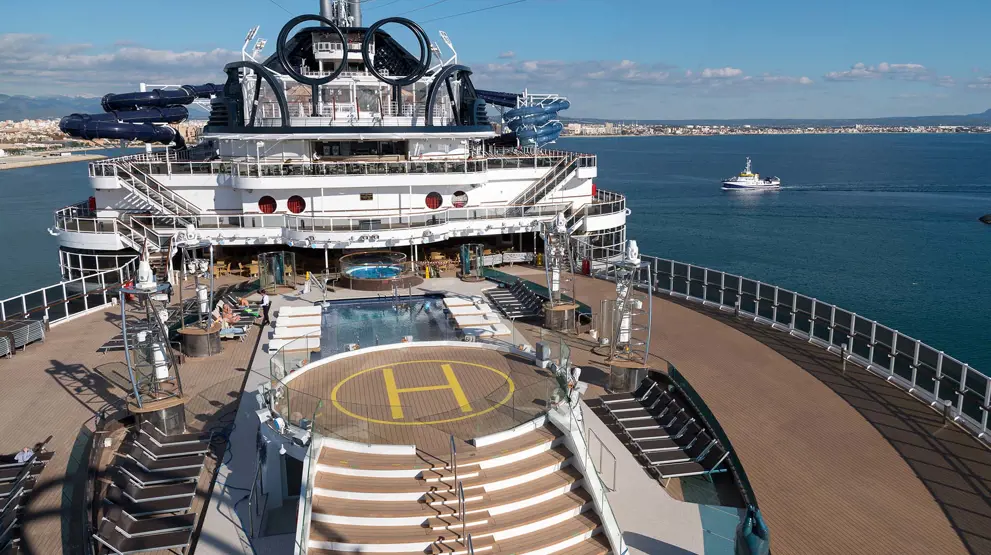 På toppen af MSC Seaside er en svævebane for de modige