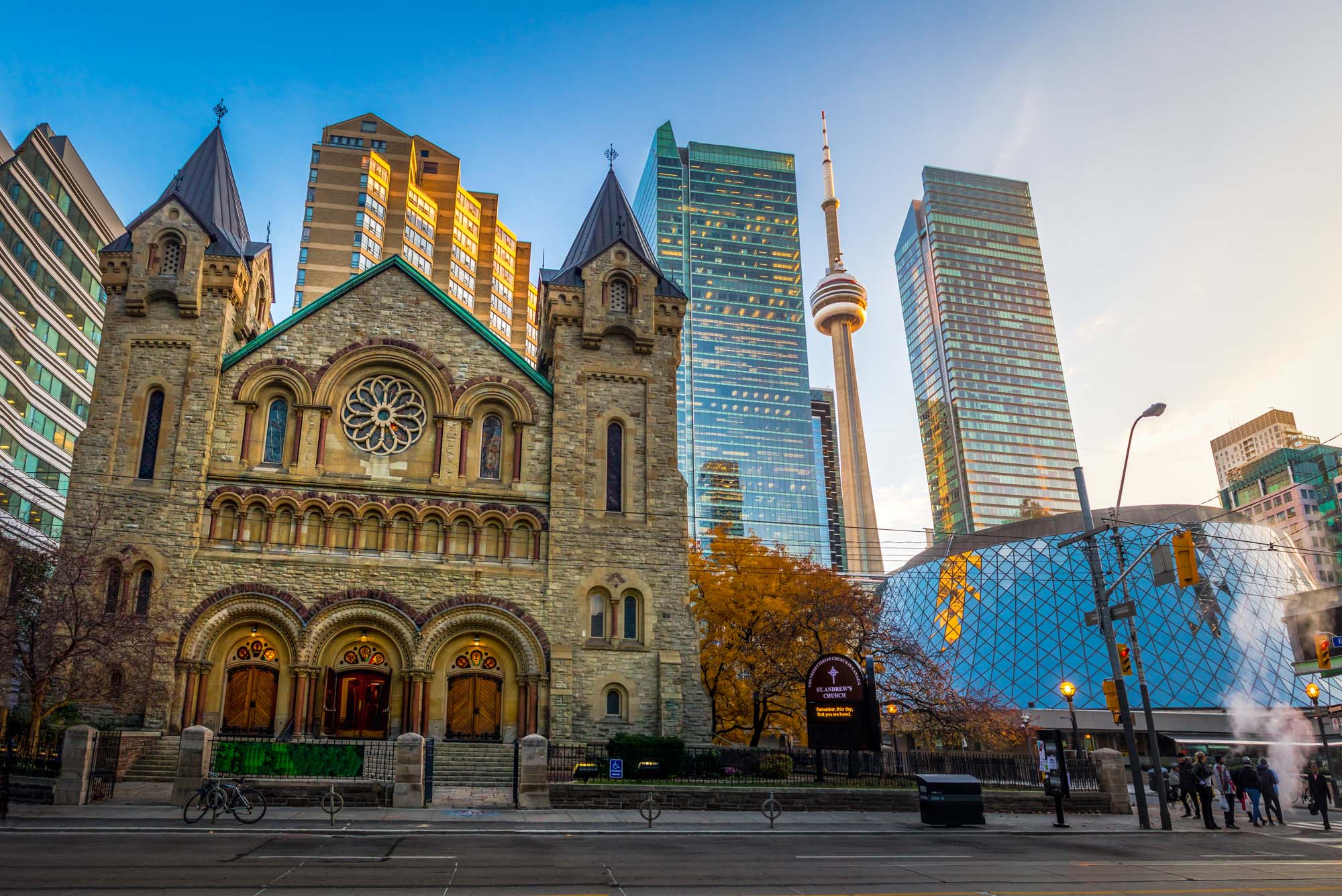 Se flere flotte seværdigheder på din rejse til Toronto, bl.a. St. Andrew's Church.