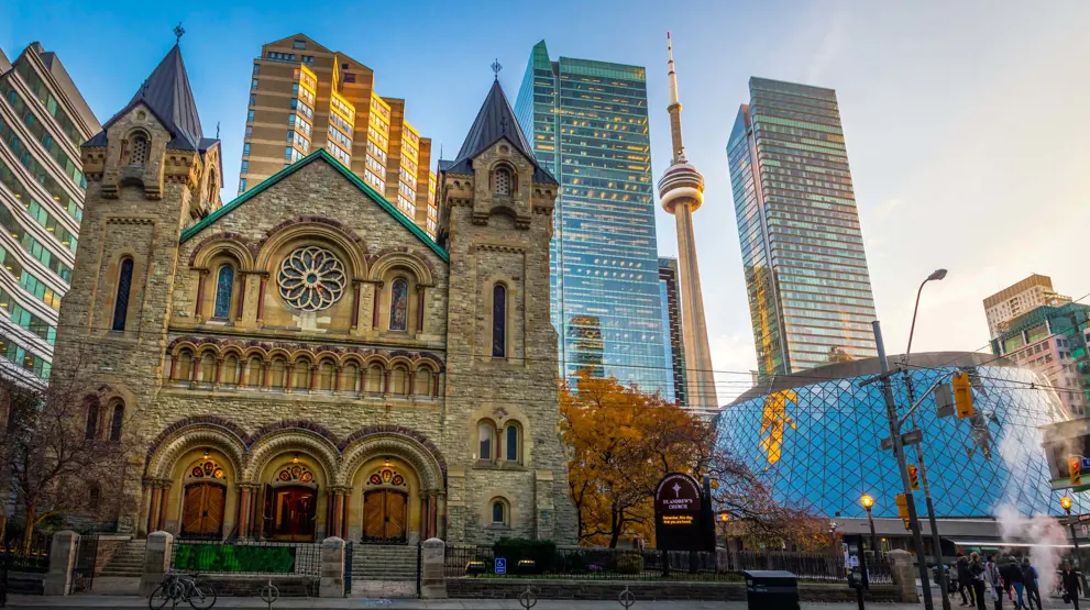 Se flere flotte seværdigheder på din rejse til Toronto, bl.a. St. Andrew's Church.