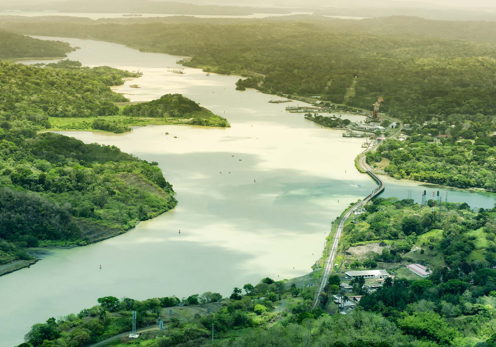 Mærk historiens vingesus på krydstogt gennem Panamakanalen