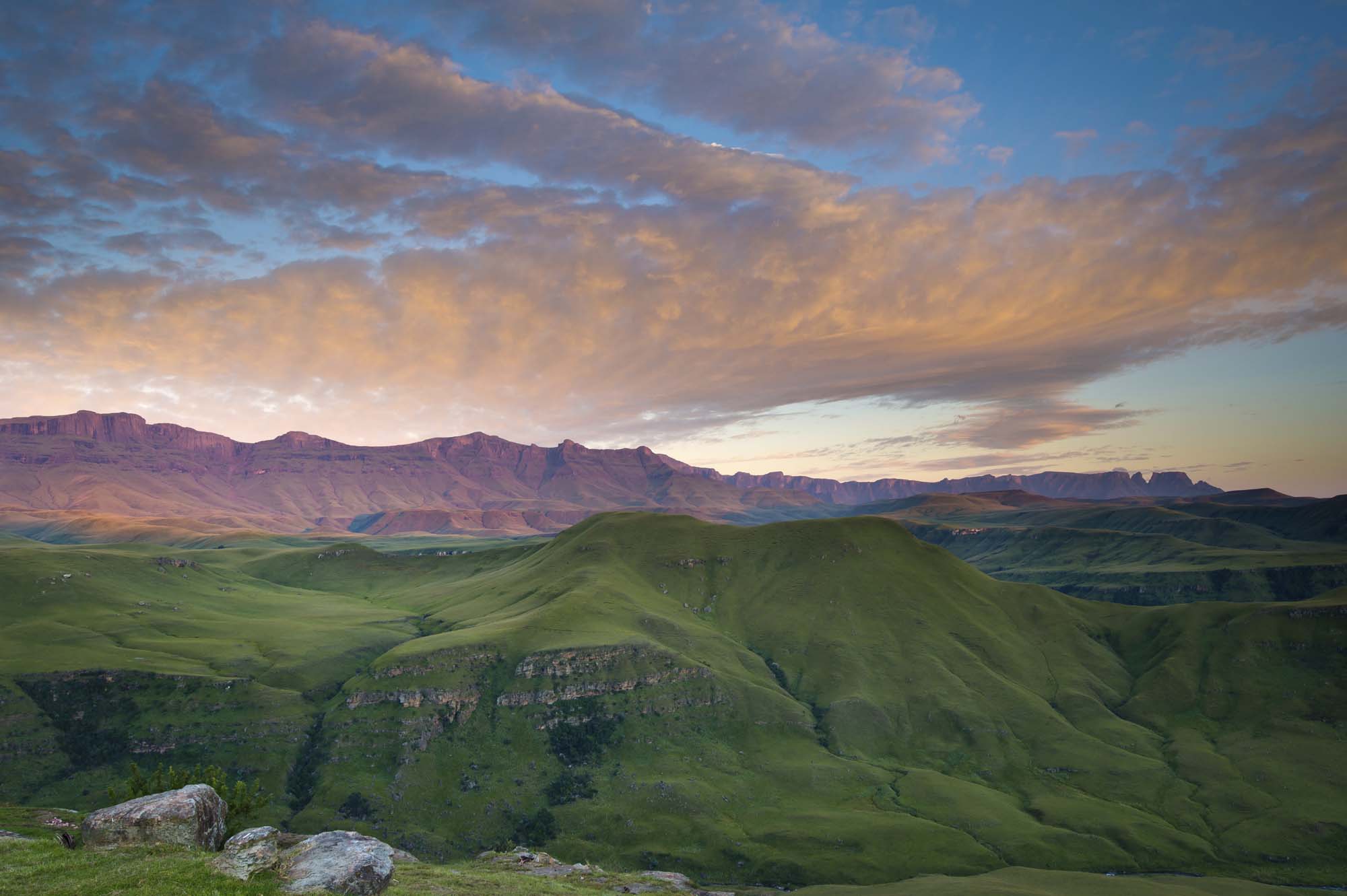 Rejser til Sydafrika byder på fantastiske udsigter over storslåede Drakensberg Mountains.