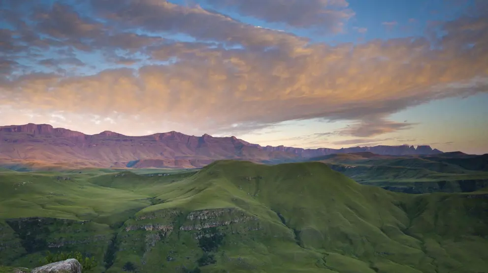 Rejser til Sydafrika byder på fantastiske udsigter over storslåede Drakensberg Mountains.