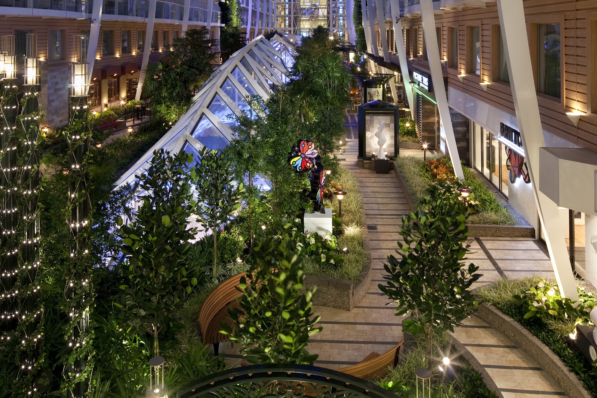 Central Park, et udendørs haveområde med levende planter og træer midt på skibet