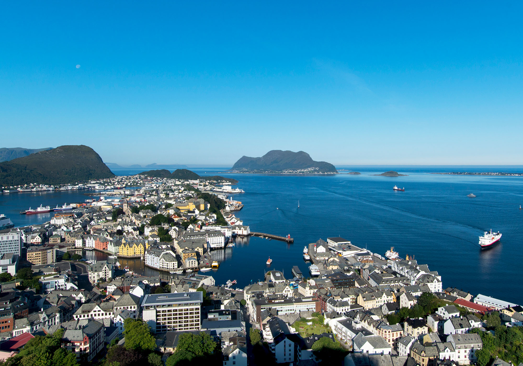 Ålesund ligger på flere øer, og fra byens udsigtspunkter får I en spektakulær panoramaudsigt over byen, fjordene og de omkringliggende bjerge