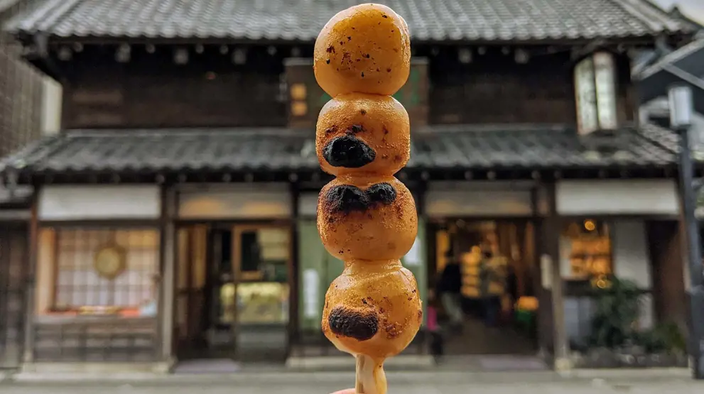 Prøv den japanske snack "dango" på en tur i historiske Kawagoe