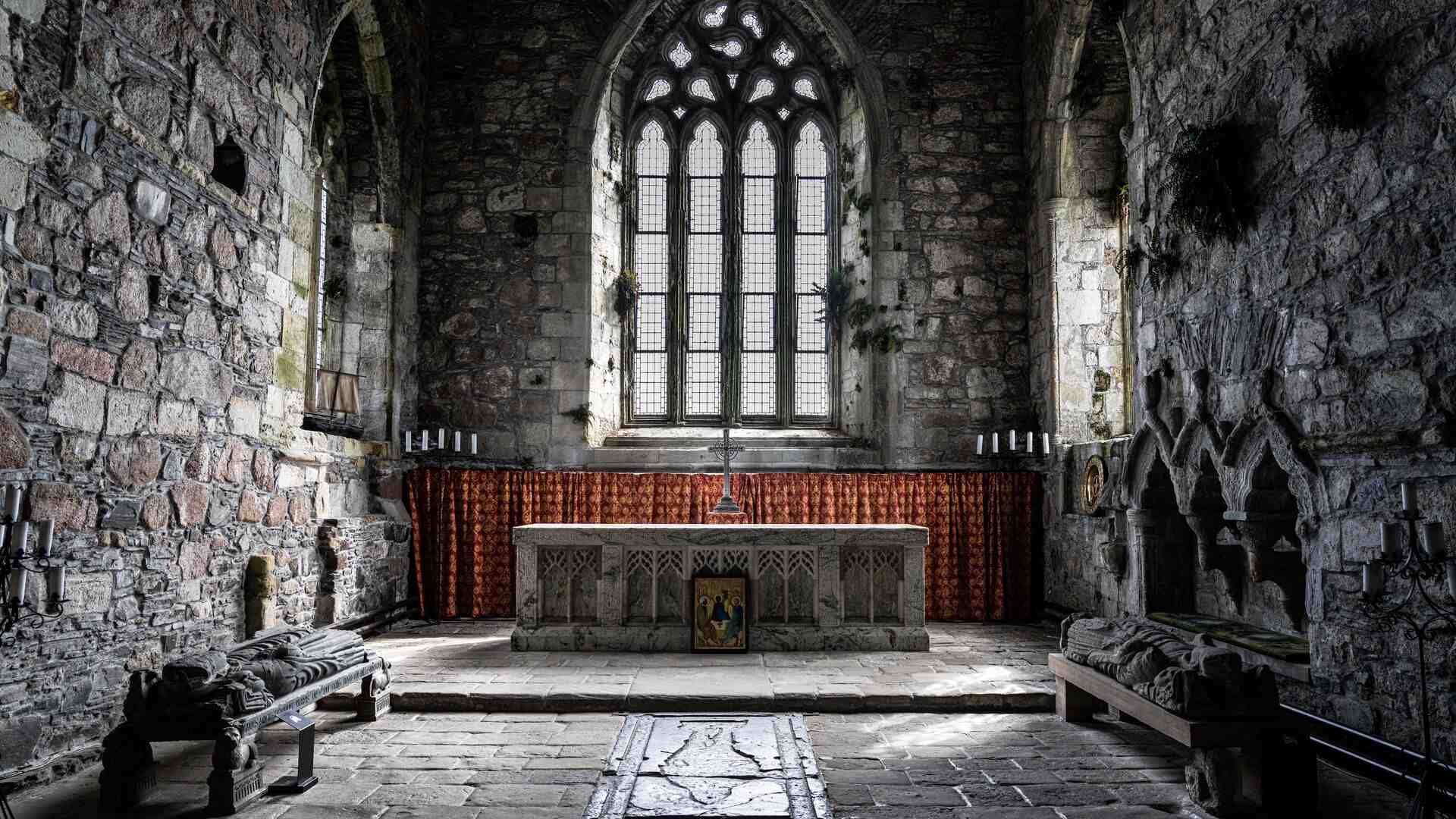 Udforsk spændende gotiske klostre midt i de barske landskaber