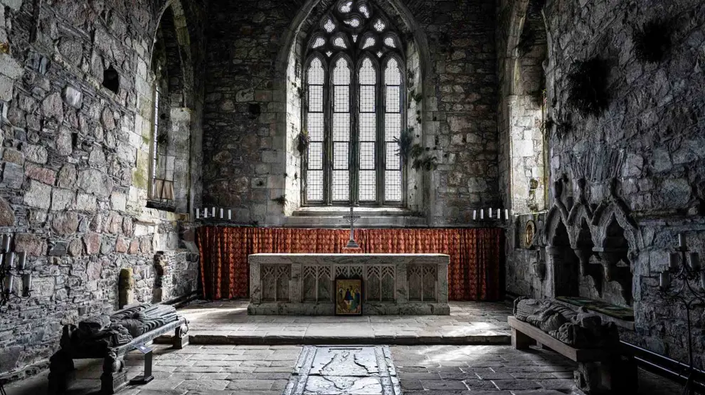 Udforsk spændende gotiske klostre midt i de barske landskaber