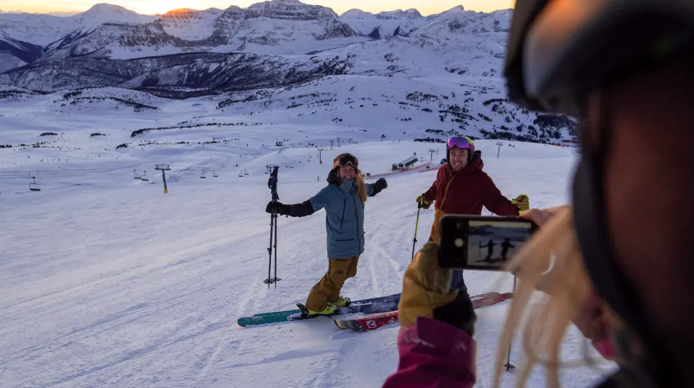 Rejser til Banff National Park kan opleves hele året, f.eks. på ski i vintersæsonen.