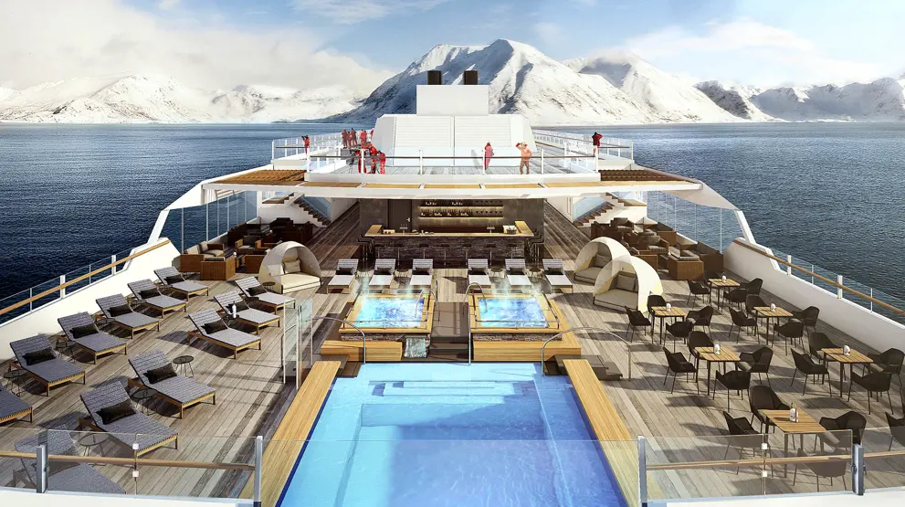 Efter at have udforsket nye destinationer kan man slappe af og hvile ud i agterdækkets infinitypool og boblebade