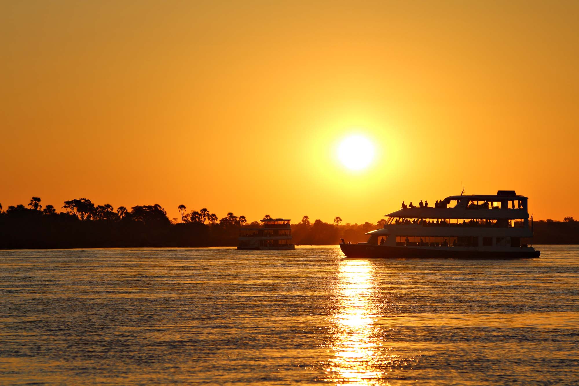 Flot sundowner flodcruise på Zambezi-floden.