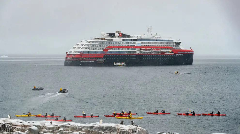 Rejsen foregår med MS Roald Amundsen eller MS Fridtjof Nansen
